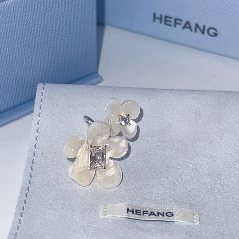 Designer He Fang Freesia earcuff